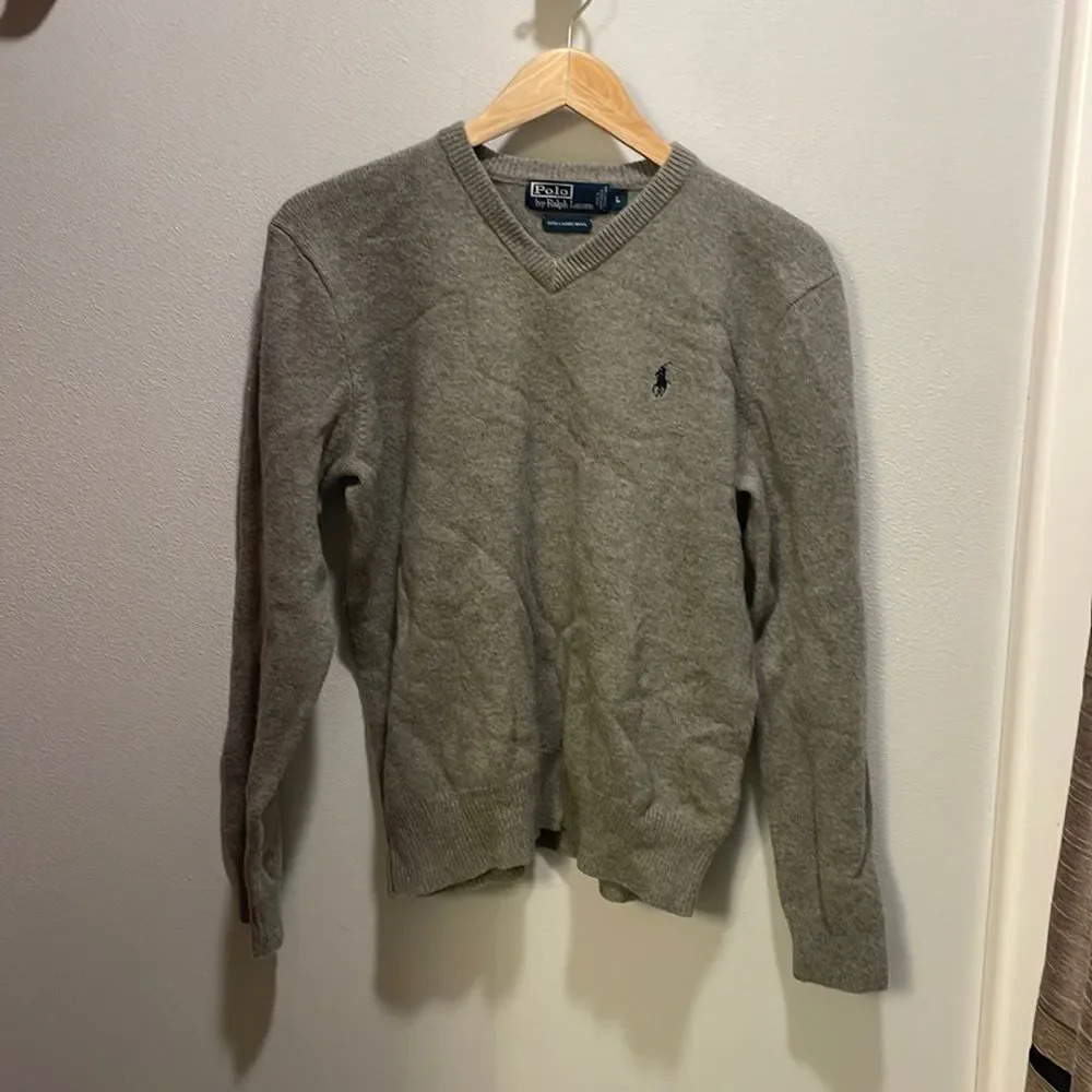 POLO by Ralph Lauren Mens grey lambs wool long sleeve v neck sweater